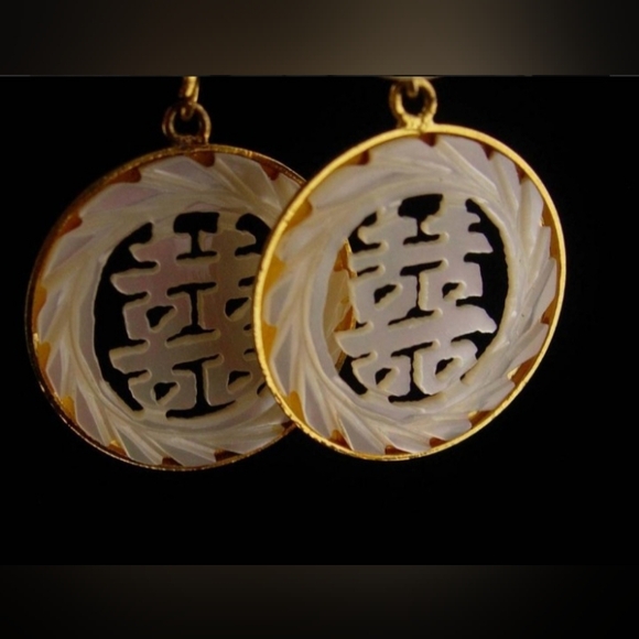 Vintage Carved Mother or Pearl Screw Back Earrings w/ Chinese Character - Picture 2 of 3